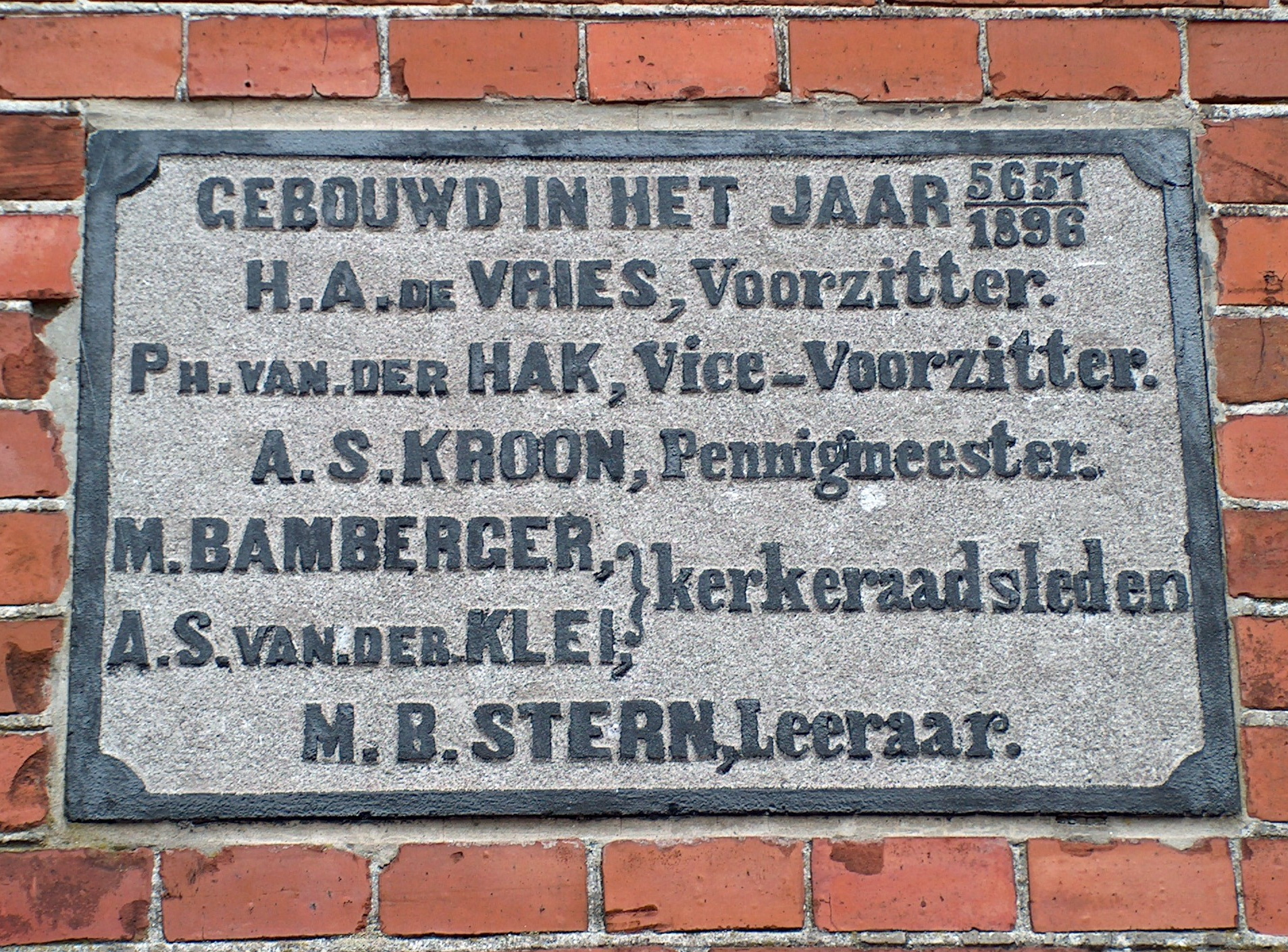 Muurplaat van de voorzitter, vice-voorzitter, penningmeester, kerkeraadsleden en leraar op de synagoge. Foto: Ben van der Laan, Appingedam